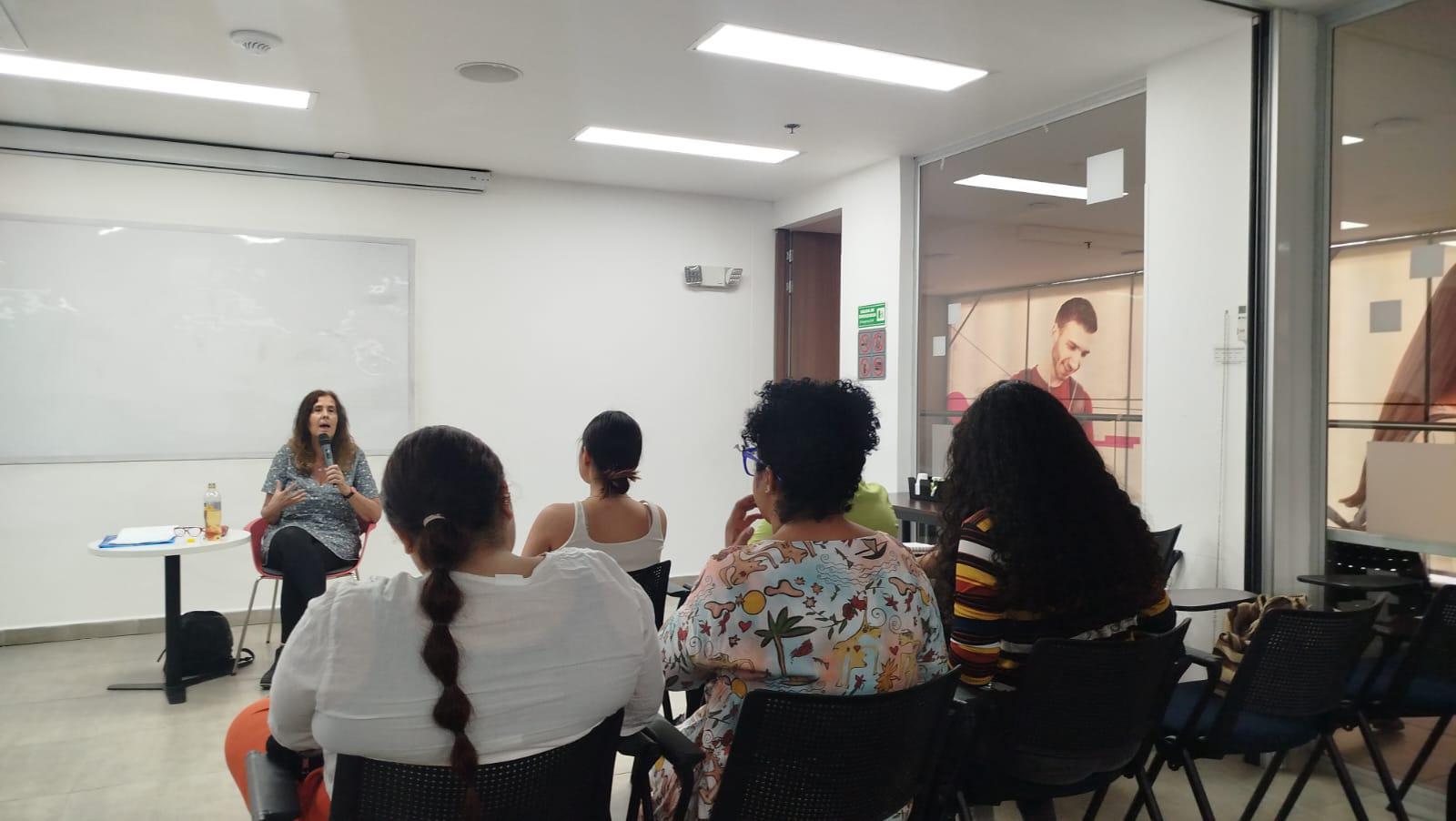 Carina Kaplan lideró una charla sobre desigualdad y emociones en el aula en el POLI Medellín