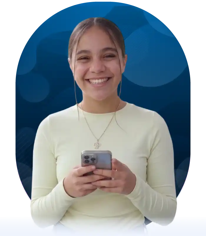 Persona usando celular para acceder a los canales de videoatención del Poli