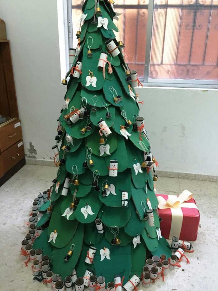 Árboles de navidad hechos con material reciclado