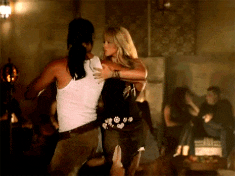 Dicen que el tango transmite muchas emociones. En este baile personal y elegante, las parejas dibujan figuras en el piso y marcan sus movimientos sofisticados con el torso. Dicen que el tango transmite muchas emociones. En este baile personal y elegante, las parejas dibujan figuras en el piso y marcan sus movimientos sofisticados con el torso.