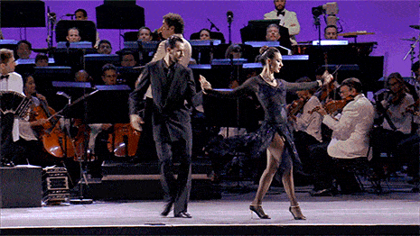 Los buenos bailarines de tango realizan grandes espectáculos