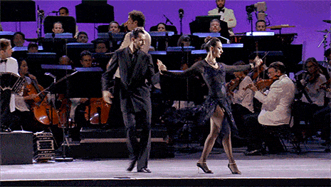 Los buenos bailarines de tango realizan grandes espectáculos Los buenos bailarines de tango realizan grandes espectáculos