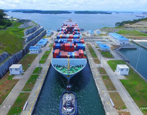 Carguero en el Canal de Panamá