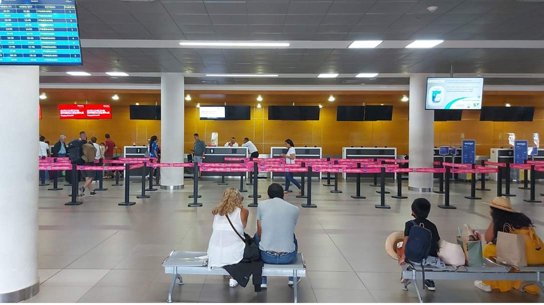 Aeropuerto de San Andrés vacio debido a cancelación de vuelos en Semana Santa