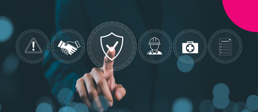 Profesional tomando la decisión de realizar una especialización en seguridad y salud en el trabajo en modalidad virtual