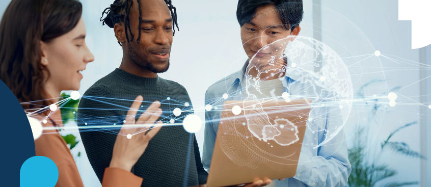 Equipo de comunicación digital colaborando en una sala de reuniones, revisando métricas y planificando estrategia de contenidos multiplataforma