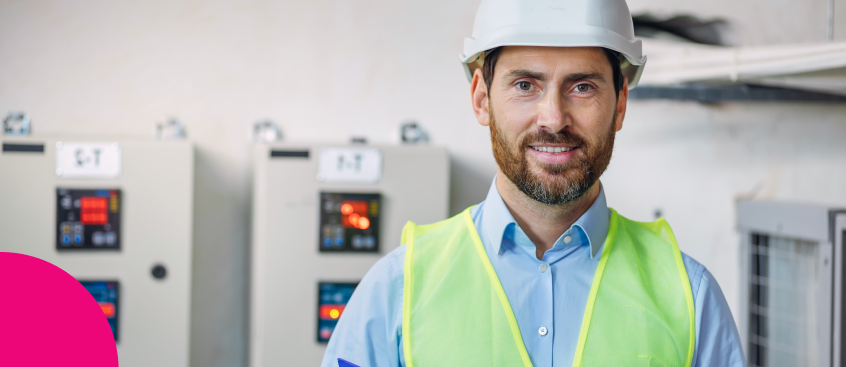 Especialista en seguridad y salud en el trabajo sonríe antes de empezar una inspección en planta