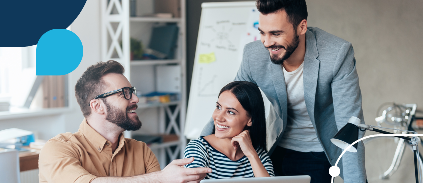 Estudiantes de la Especialización en Comunicación Digital reunidos revisando contenidos del programa
