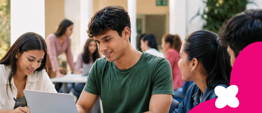 Estudiantes reunidos en sala revisan talleres para la especialización en gerencia de riesgos y seguros en Bogotá.