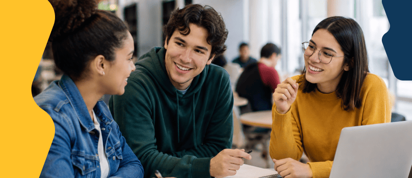 Estudiantes de Psicología conversan en aula sobre sus expectativas de la carrera presencial en Medellín.​