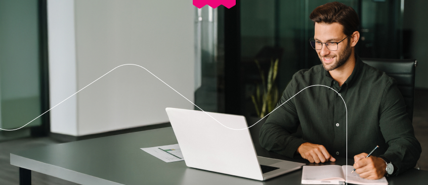 ​Abogado estudiando la Maestría en Derecho Procesal virtual del Politécnico Grancolombiano desde su computador portátil​ 