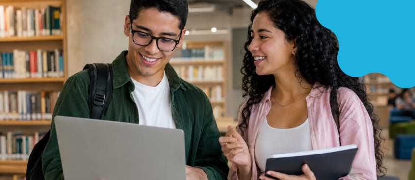 Estudiantes en biblioteca del Poli mientras hacen un trabajo de su Maestría en innovación.