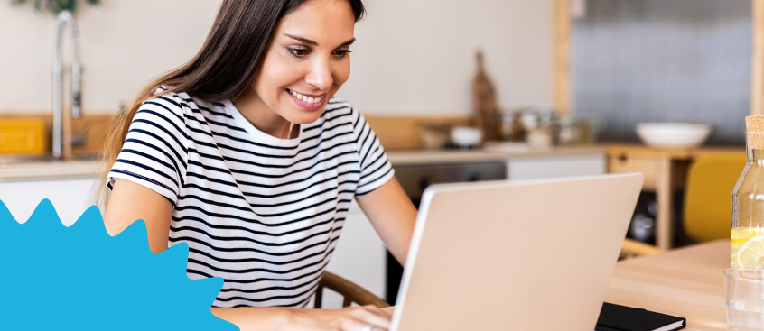 Mujer revisa el plan de estudios de la Maestría en IA y Computación del Poli con las 7 materias principales del programa​