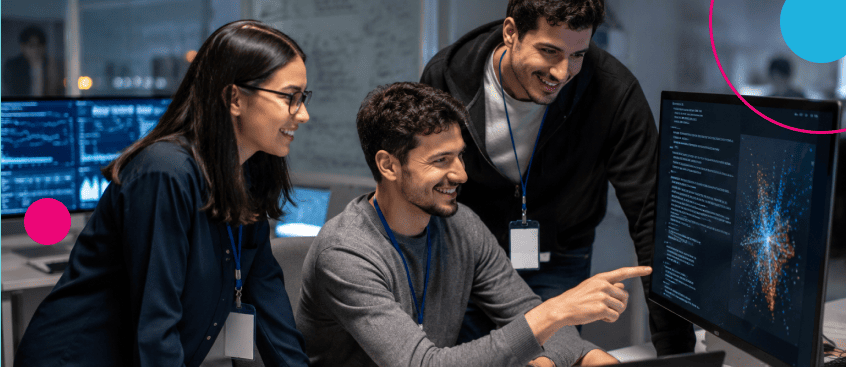 Grupo de egresados colaborando en el desarrollo de un proyecto de software en el que muestran sus competencias como ingenieros de sistemas.