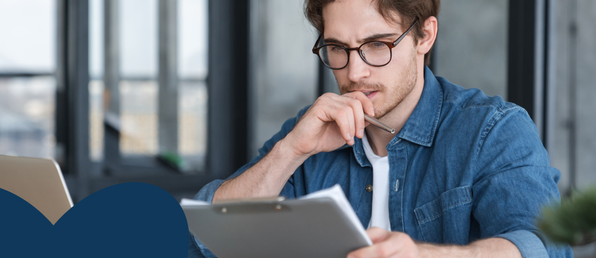 Hombre joven ingeniero con un lápiz en su mano