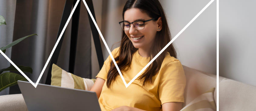 Joven revisa las materias que verá en la carrera de psicología