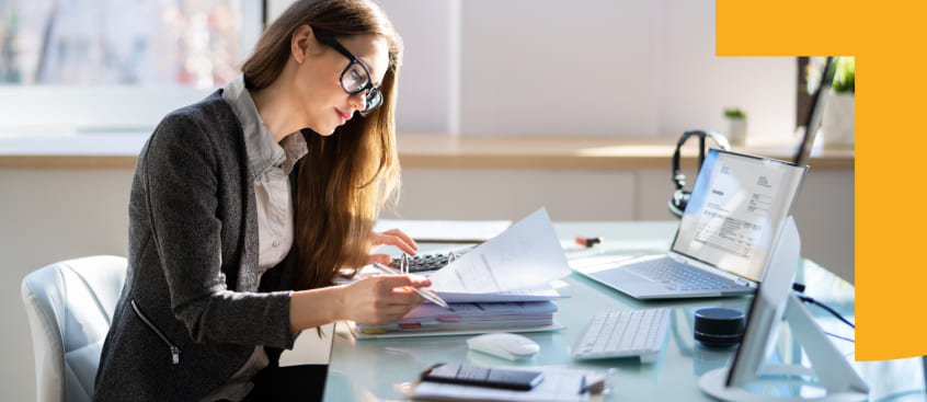 Mujer con perfil matemático revisa cifras de una empresa