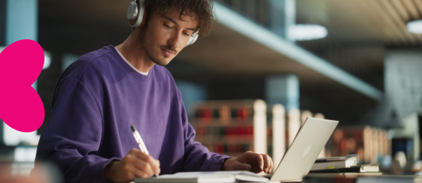Estudiante universitario de una carrera con alta demanda en el país