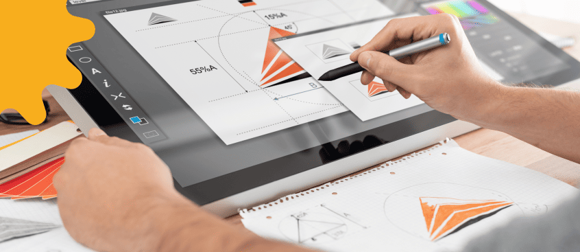 Persona haciendo boceto de un diseño