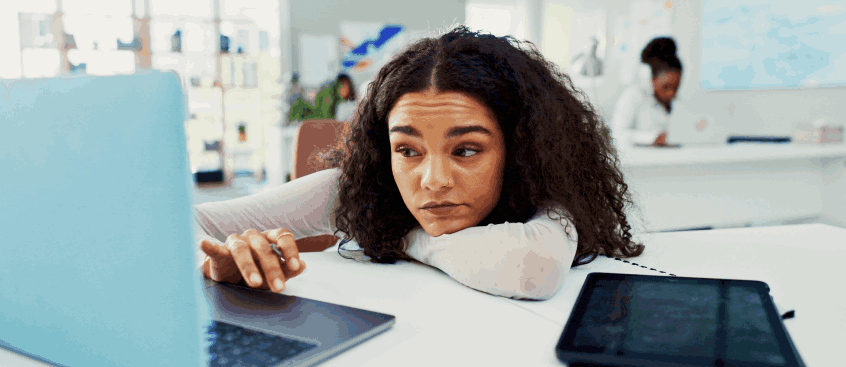 Empleada muestra cierta desidia en su área de trabajo