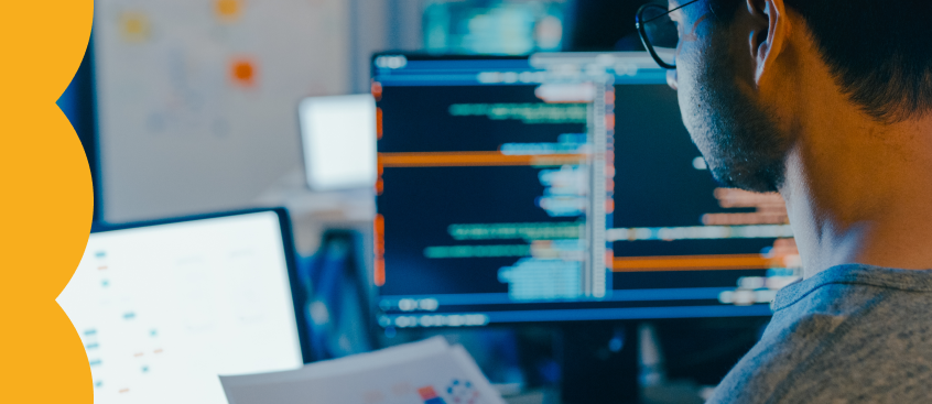 Joven universitario revisa documentación en su laptop