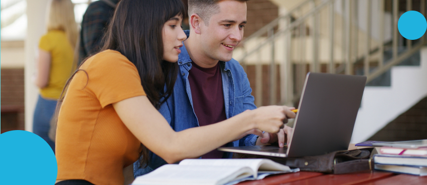 Egresados del Politécnico Grancolombiano construyendo red profesional durante un programa de posgrado presencial en Bogotá