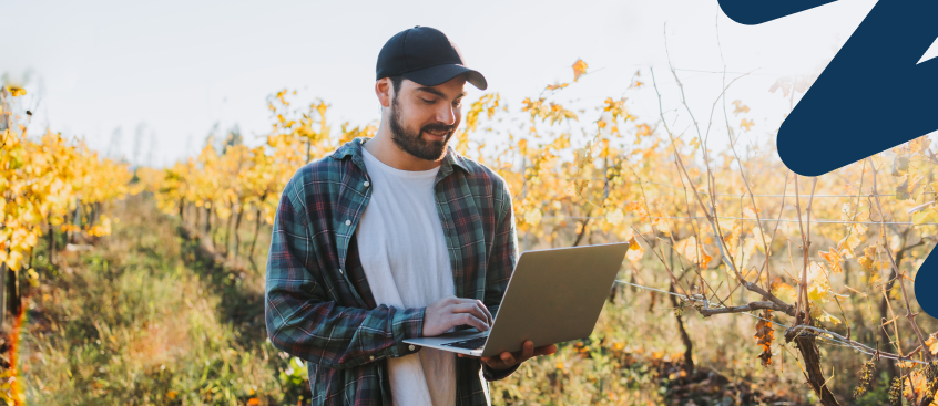 Hombre profesional en agro revisa su laptop