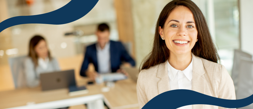 Mujer profesional sonríe en compañía de sus compañeros de trabajo