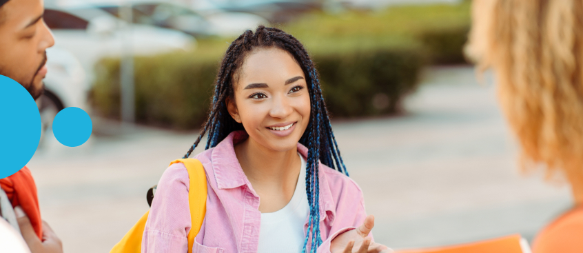 Compañeros dialogan en medio del receso en la sede del Poli
