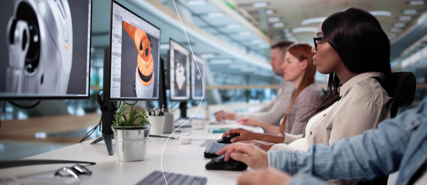 ​Varios estudiantes en sala creando interfaces digitales y experiencias de usuario en computador.​ 