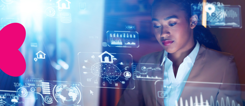 Mujer ingeniera revisa sistemas empresariales