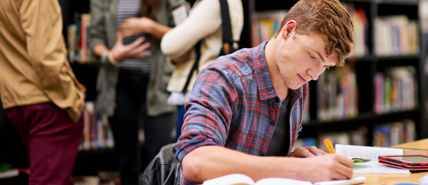 Estudiante de Psicología en la biblioteca