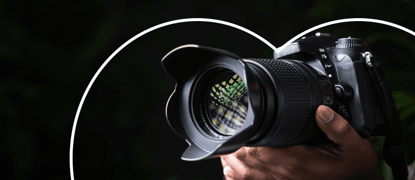 Hombre captura imágenes en una cámara profesional