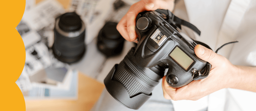 Hombre revisa fotos en una cámara 