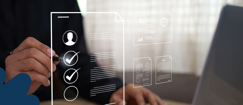 Profesional de talento humano en proceso de análisis de perfiles