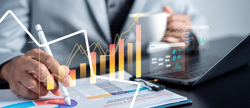 Gerente financiero revisa gráficas de la situación financiera de la compañía​