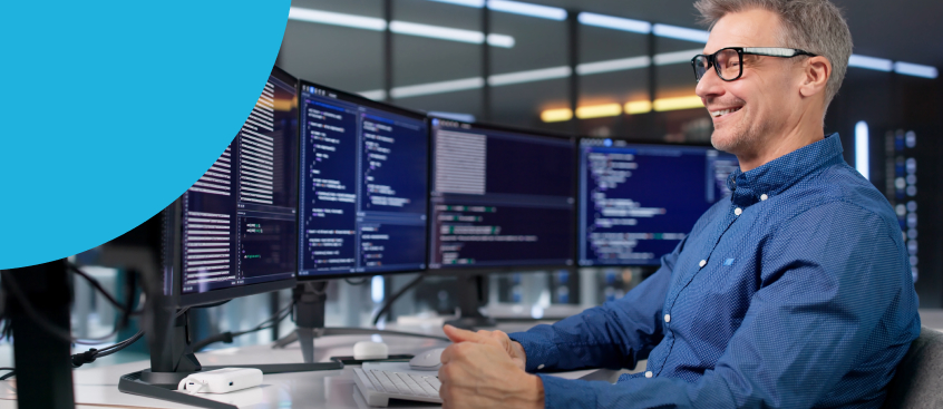​Egresado de la Maestría en Arquitectura de Software desde su computador ajusta diferentes valores de arquitectura empresarial