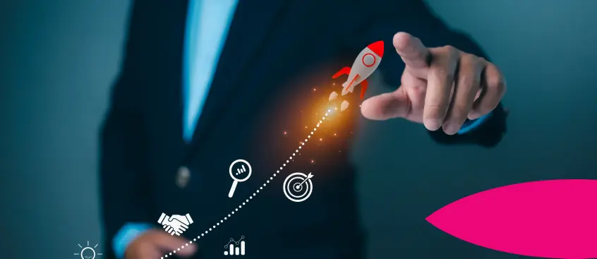 Hombre con icono de cohete que representa la productividad empresarial