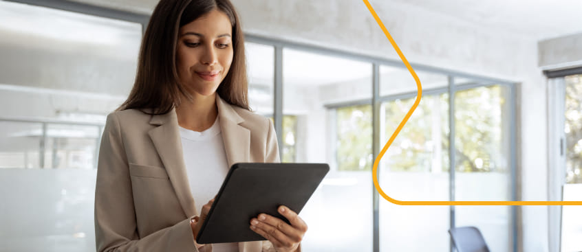 Joven estudiante de Mercadeo consulta su tablet