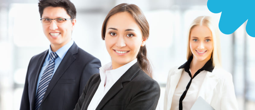 Profesionales en gestión de recursos humanos sonriendo