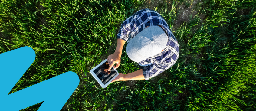 profesional del campo con tablet en su mano
