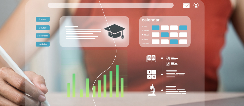 Trabajador de analítica de datos toma apuntes de unos gráficos