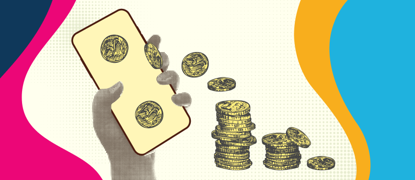 Persona sostiene celular y alrededor hay varias monedas