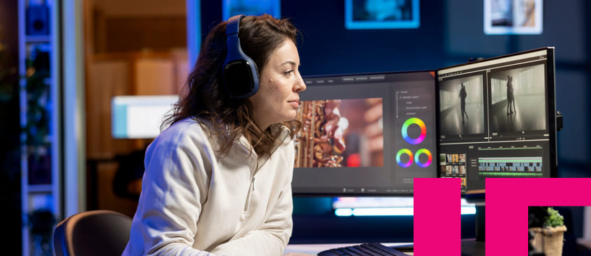 Mujer diseñadora freelance trabaja desde casa