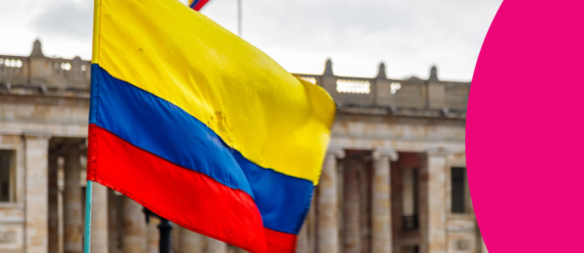 Bandera de Colombia en la plaza de los poderes públicos