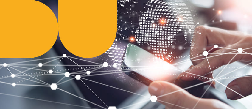 Hombre con celular y representación de interconexión