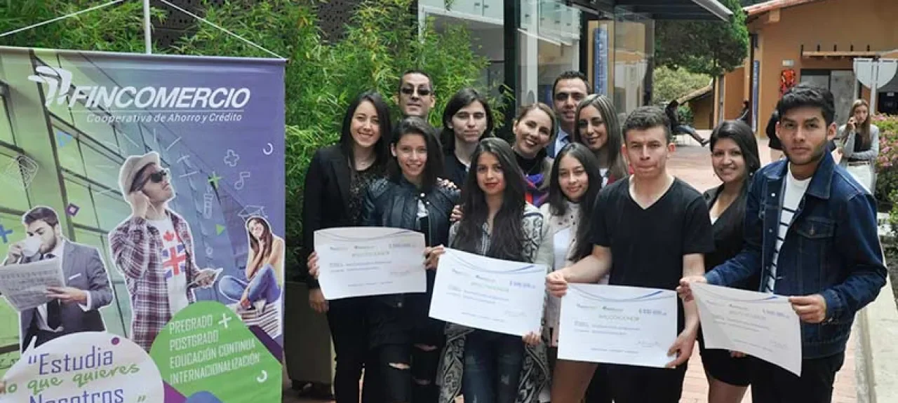 estudiantes-beneficiados-fincomercio.jpg
