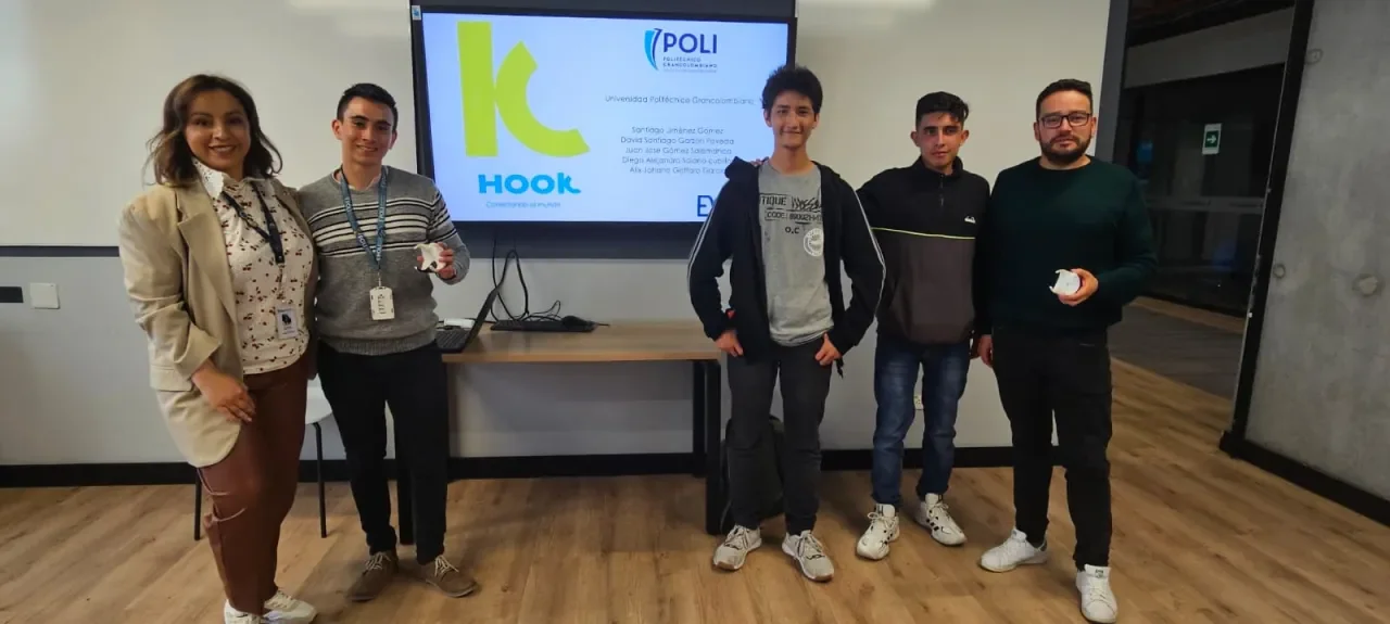 Estudiante POLI crean HOOK