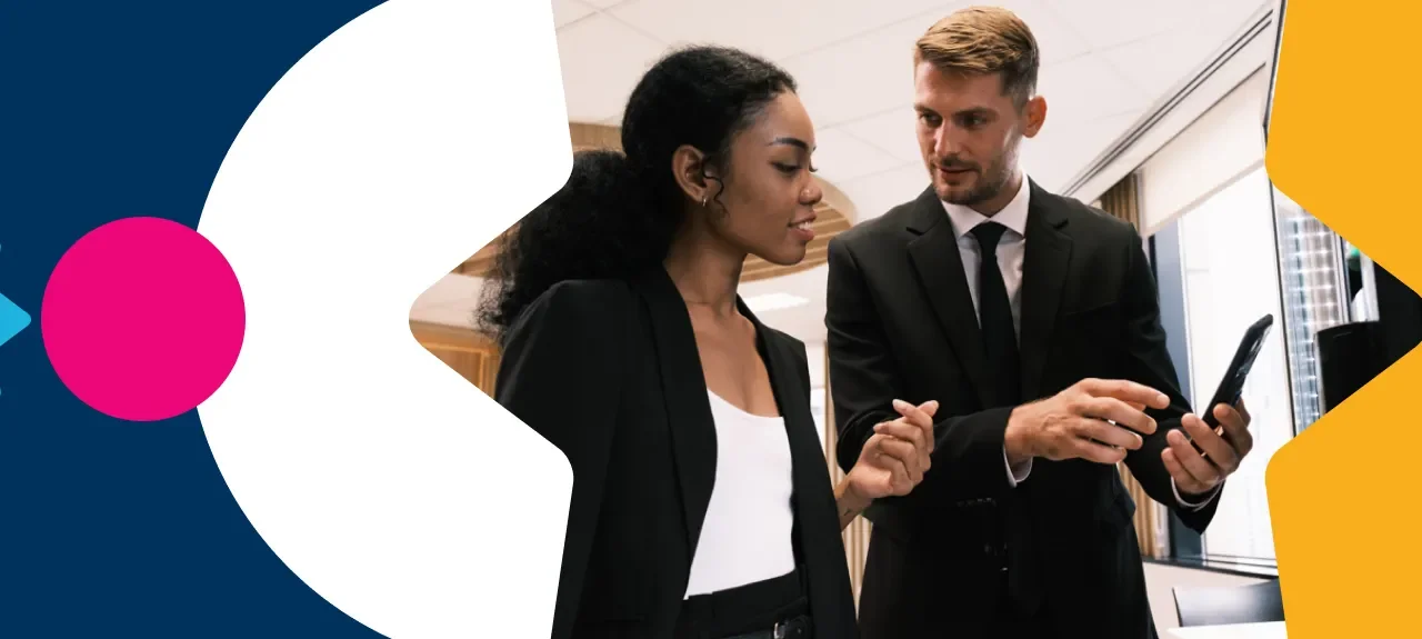 Dos abogados jóvenes revisan sus celulares