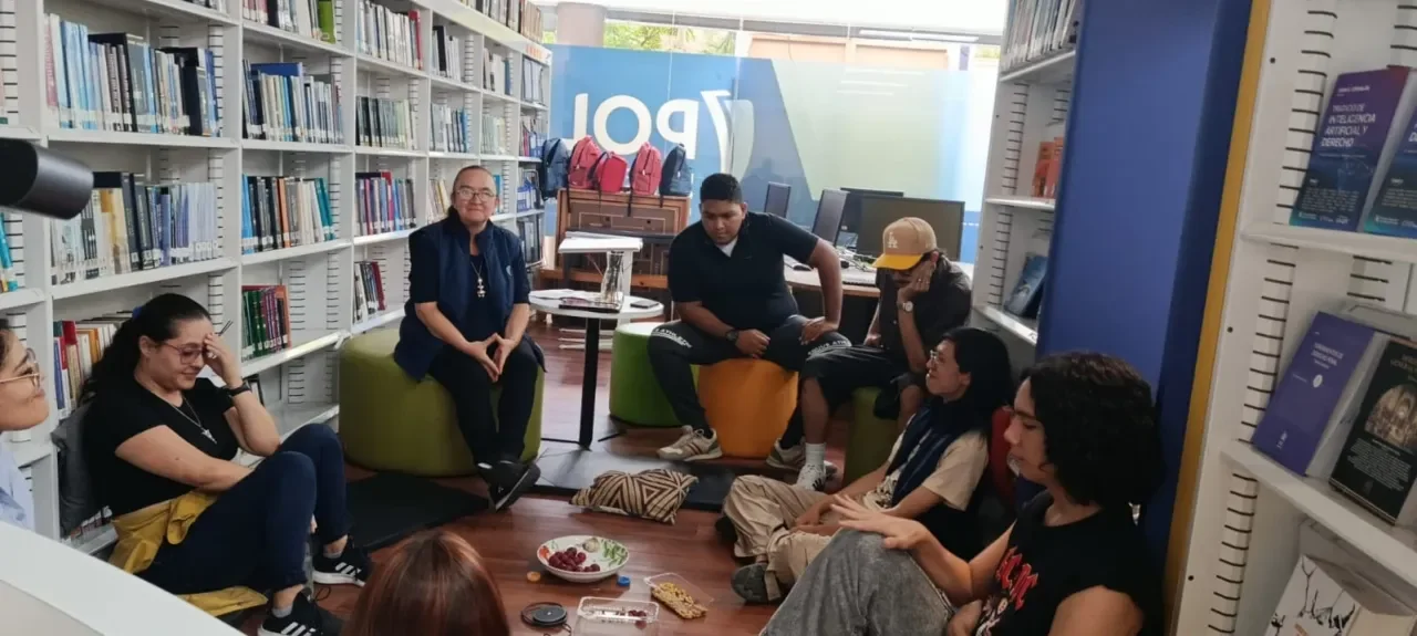 Club de lectura ‘Entre Líneas’ inició su ciclo 2025-2 en el Poli Medellín